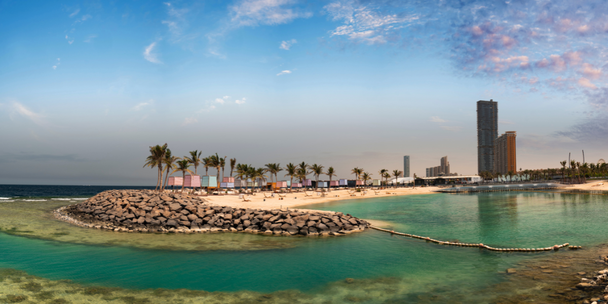 Vue de la corniche de Djeddah et de la mer Rouge, une ville incontournable pour les voyageurs tunisiens