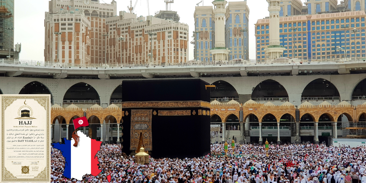 Montage montrant la carte de France avec un petit drapeau tunisien et un document de visa Hajj sur fond de la Grande Mosquée de La Mecque illustrant le processus de visa Hajj pour la diaspora tunisienne.