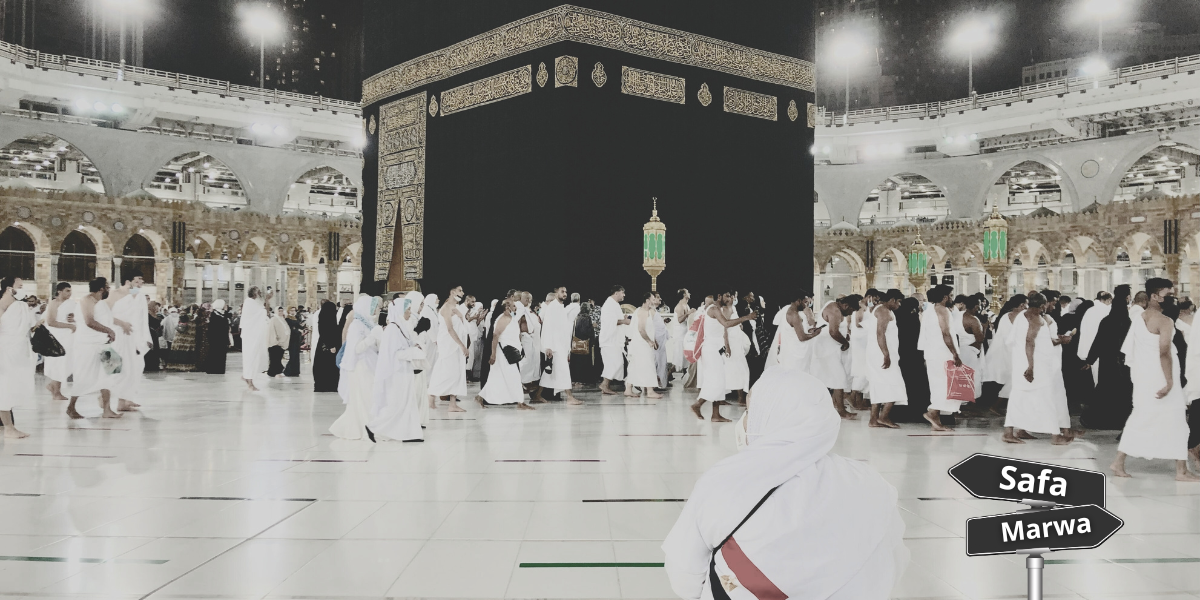 Illustration des étapes du pèlerinage pour le guide Hajj, mettant en avant le parcours entre Safa et Marwa avec l'expertise de Direct Mecca.