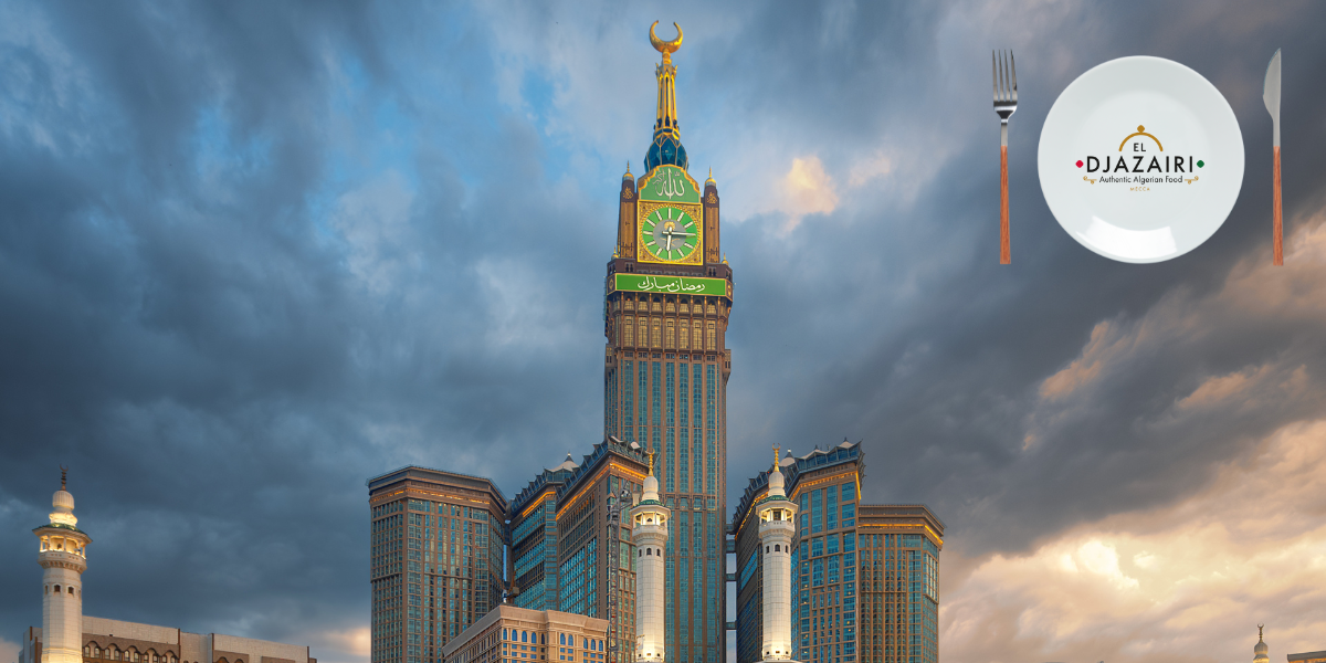 Vue de la tour de l'horloge Abraj Al Bait sous un ciel bleu, avec un montage graphique comprenant une assiette blanche, des couverts et le logo du restaurant El Djazairi.