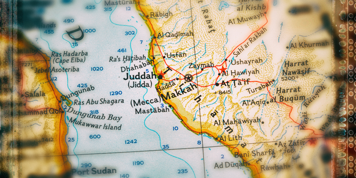 Guide Omra Ramadan 2026 : préparation sur mesure pour réussir votre pèlerinage Gros plan sur une carte géographique de l'Arabie saoudite mettant en évidence les villes de Makkah (La Mecque) et Juddah (Djeddah) le long de la mer Rouge.