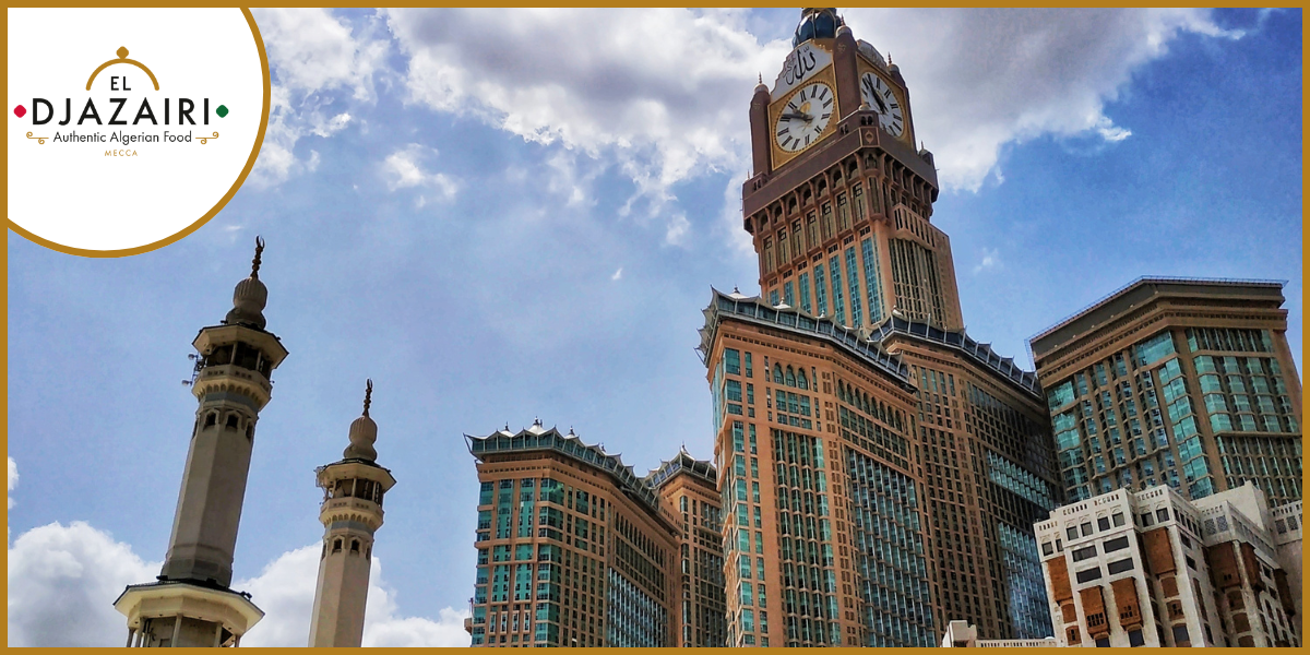 Vue extérieure des gratte-ciel de La Mecque incluant la Makkah Clock Royal Tower, avec en incrustation le logo du restaurant El Djazairi proposant de la cuisine algérienne authentique pour les pèlerins.