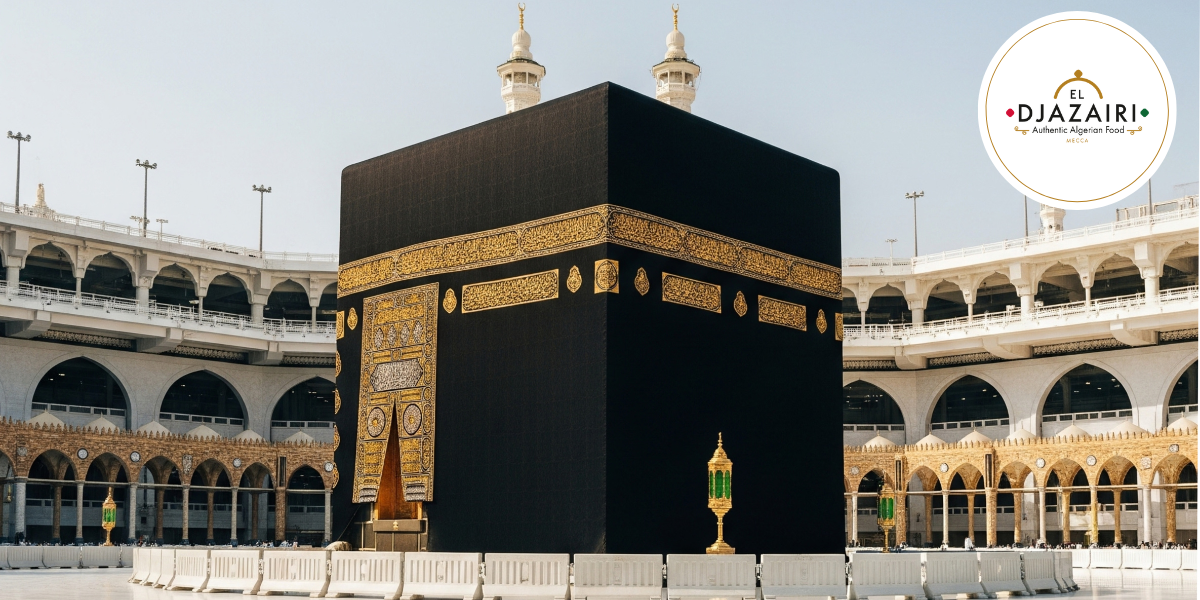 Logo du restaurant El Djazairi (Authentic Algerian Food) sur une vue de la Kaaba à La Mecque, illustrant les options de restauration algérienne pour les pèlerins.