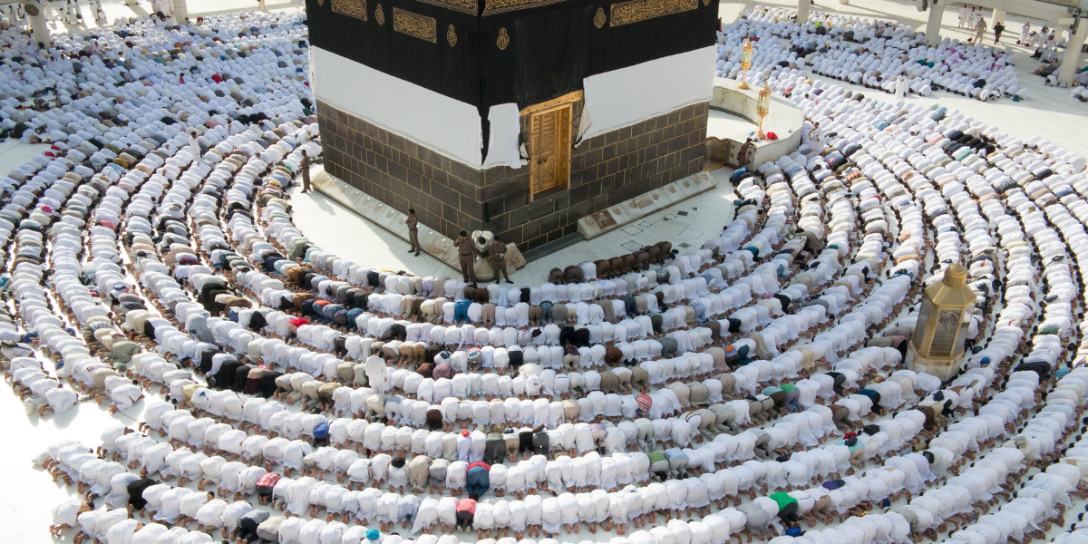 Photographie de la Kaaba entourée de pèlerins en prière à La Mecque, illustrant le guide complet du Visa Hajj pour les ressortissants sénégalais en partance pour l'Arabie saoudite.
