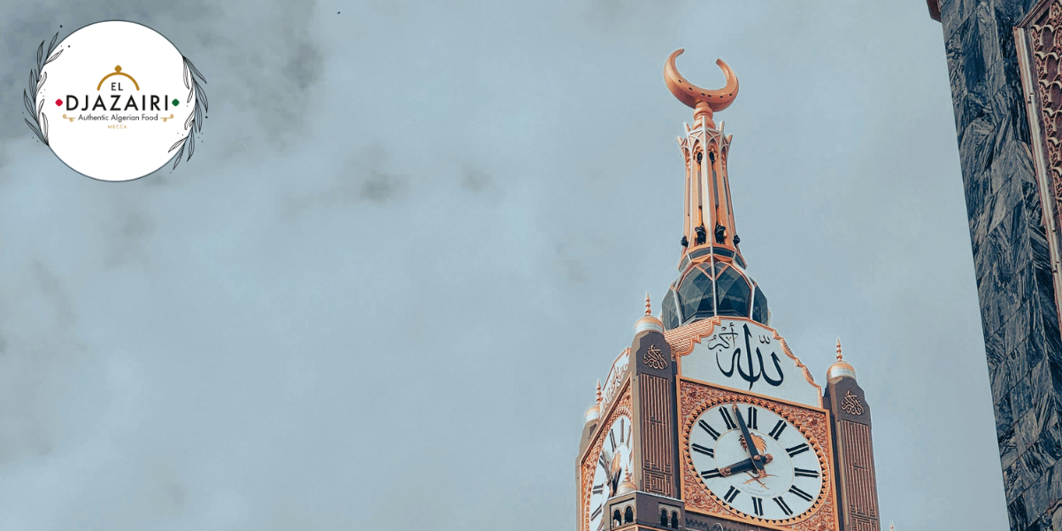 Montage photo montrant la célèbre Tour de l'Horloge (Abraj Al Bait) de La Mecque sous un ciel nuageux, avec le logo circulaire du restaurant "El Djazairi - Authentic Algerian Food".