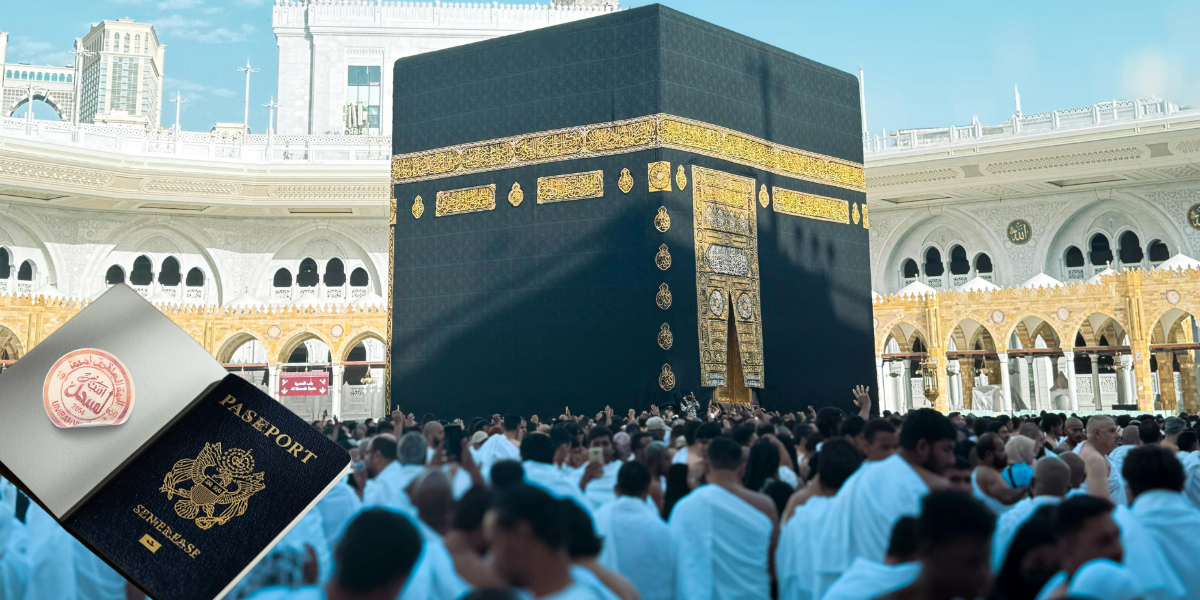 Visa Omra Sénégalais : tout savoir sur les formalités au départ de l'Europe Gros plan sur un passeport sénégalais et un visa Omra tamponné, avec en arrière-plan la structure noire de la Kaaba sous un ciel clair à La Mecque.