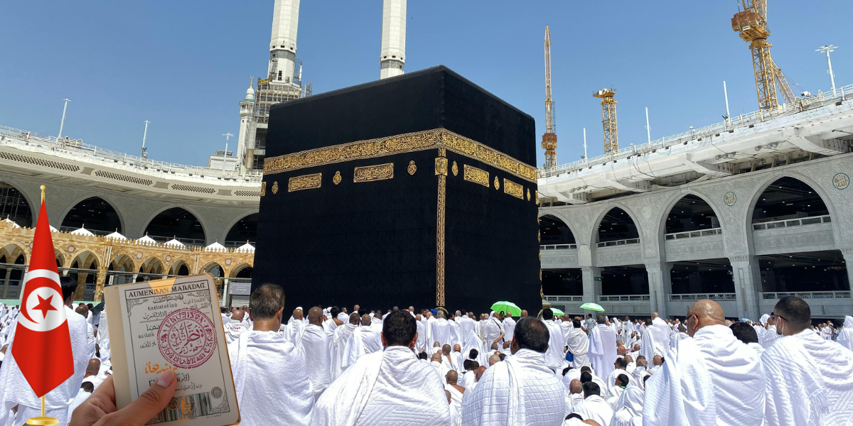 Pèlerin tunisien tenant son document de voyage officiel devant la Kaaba à La Mecque, illustrant les formalités du Visa Hajj pour les résidents en Tunisie.