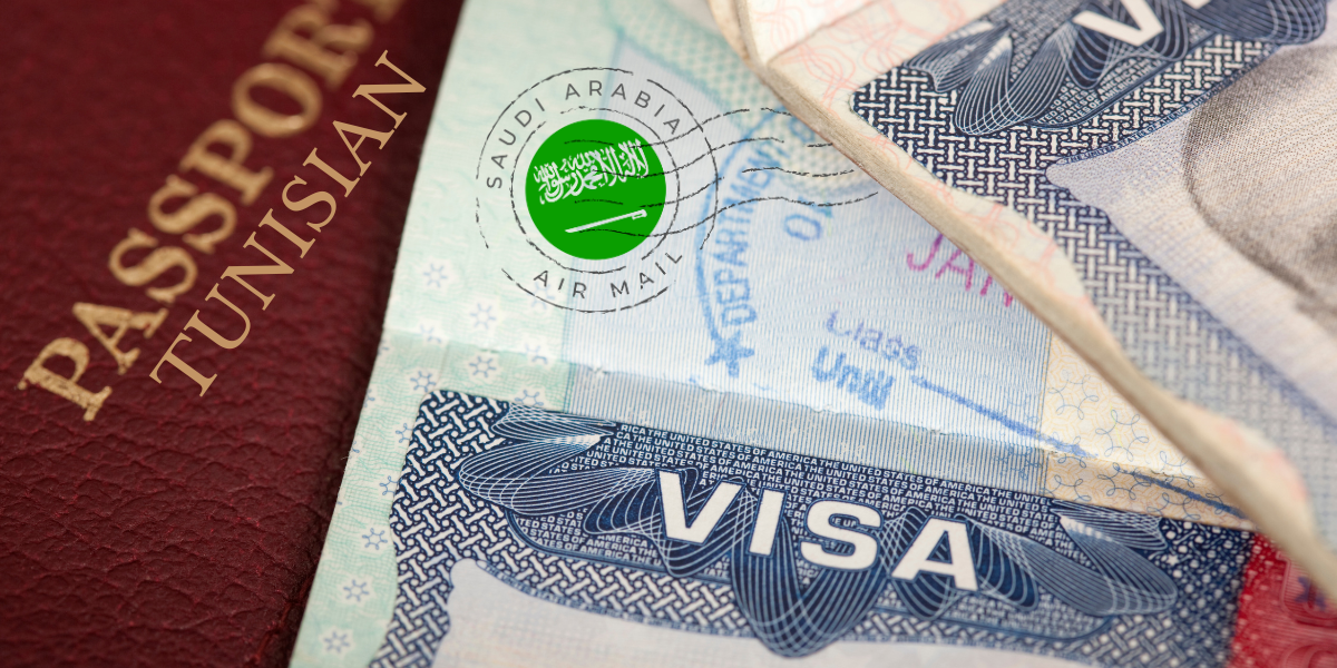 Gros plan détaillé sur les pages intérieures d'un passeport tunisien montrant un tampon officiel 'Saudi Arabia Air Mail' avec le drapeau vert de l'Arabie saoudite. L'image illustre la diversité des options de visas (Omra, Transit, Visite) accessibles aux ressortissants tunisiens.