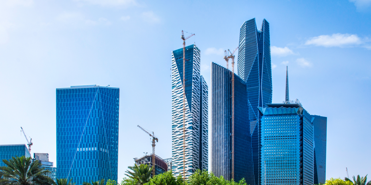 Vue panoramique des gratte-ciel modernes du King Abdullah Financial District à Riyad sous un ciel bleu, illustrant le dynamisme économique pour les détenteurs d'un visa business tunisien