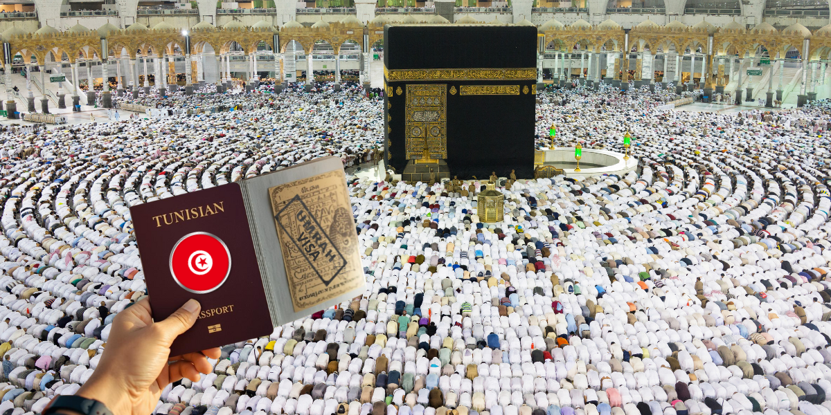 Vue en contre-plongée montrant une main tenant un passeport tunisien ouvert sur un tampon de visa Omra, avec en arrière-plan la foule de pèlerins entourant la Kaaba à la Mosquée Al-Haram de La Mecque. Image illustrant les nouvelles procédures de voyage pour la Omra 2026.
