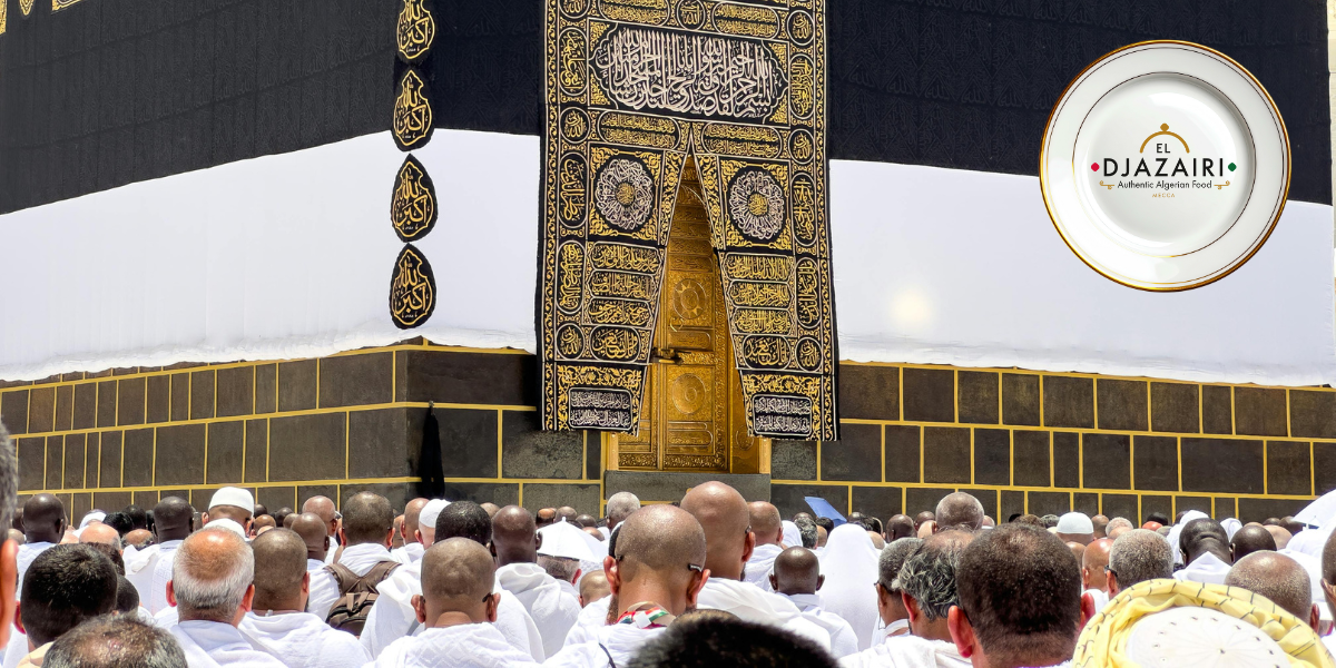Vue de la Kaaba à la Grande Mosquée de La Mecque entourée de fidèles, avec en incrustation le logo du restaurant "El Djazairi Authentic Algerian Food", proposant une cuisine traditionnelle maghrébine pour les pèlerins