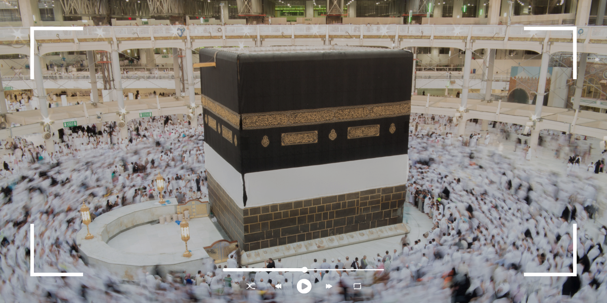 Pèlerin en Ihram devant la Kaaba, illustrant la rigueur des experts de Direct Mecca pour l'accomplissement de votre Omra Badal avec des preuves visuelles garantissant le respect des rites.
