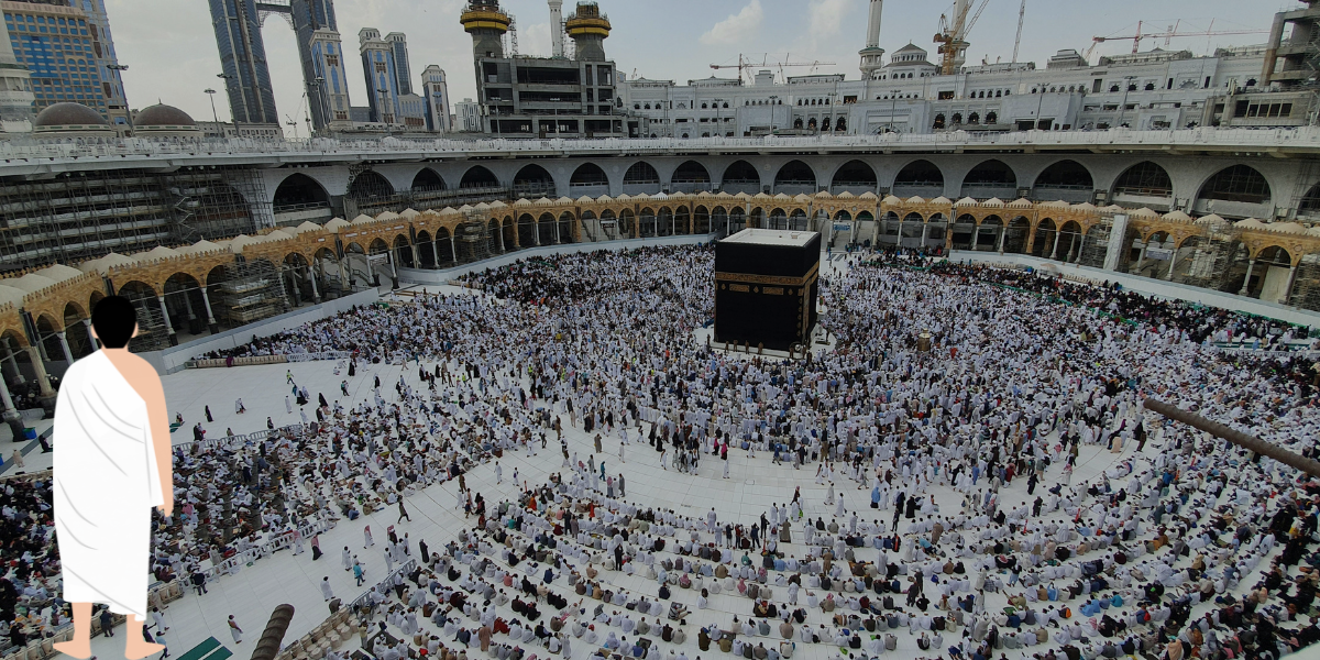 Pèlerin en habit d'Ihram face à la Kaaba, illustrant l'intention pure et l'engagement spirituel du service de Omra Badal par procuration de Direct Mecca.