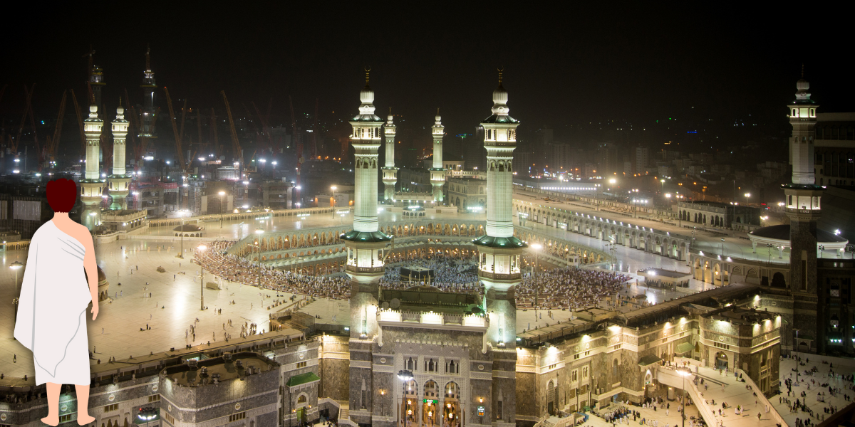 Vue de nuit sur l'esplanade du Masjid al-Haram et ses minarets illuminés avec un pèlerin de dos, illustrant la clarté et l'expertise du service de Omra Badal par Direct Mecca.