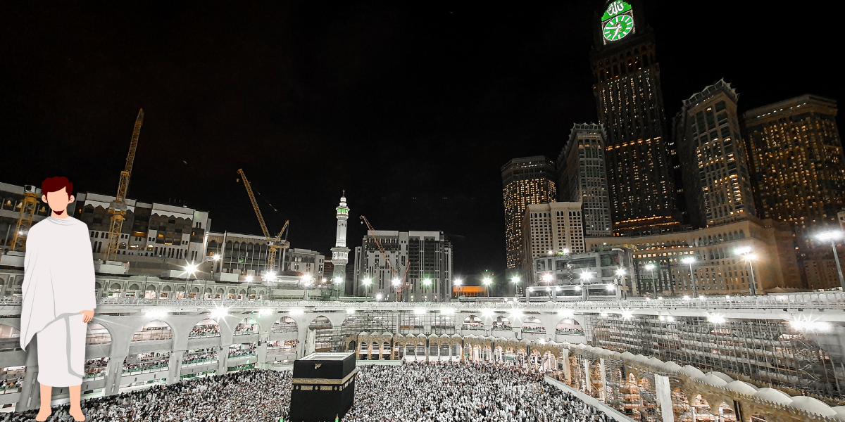 Vue nocturne du Masjid al-Haram avec la tour de l'horloge illuminée et un pèlerin en tenue d'Ihram, illustrant le service de pèlerinage par procuration de Direct Mecca pour les personnes défuntes ou malades.