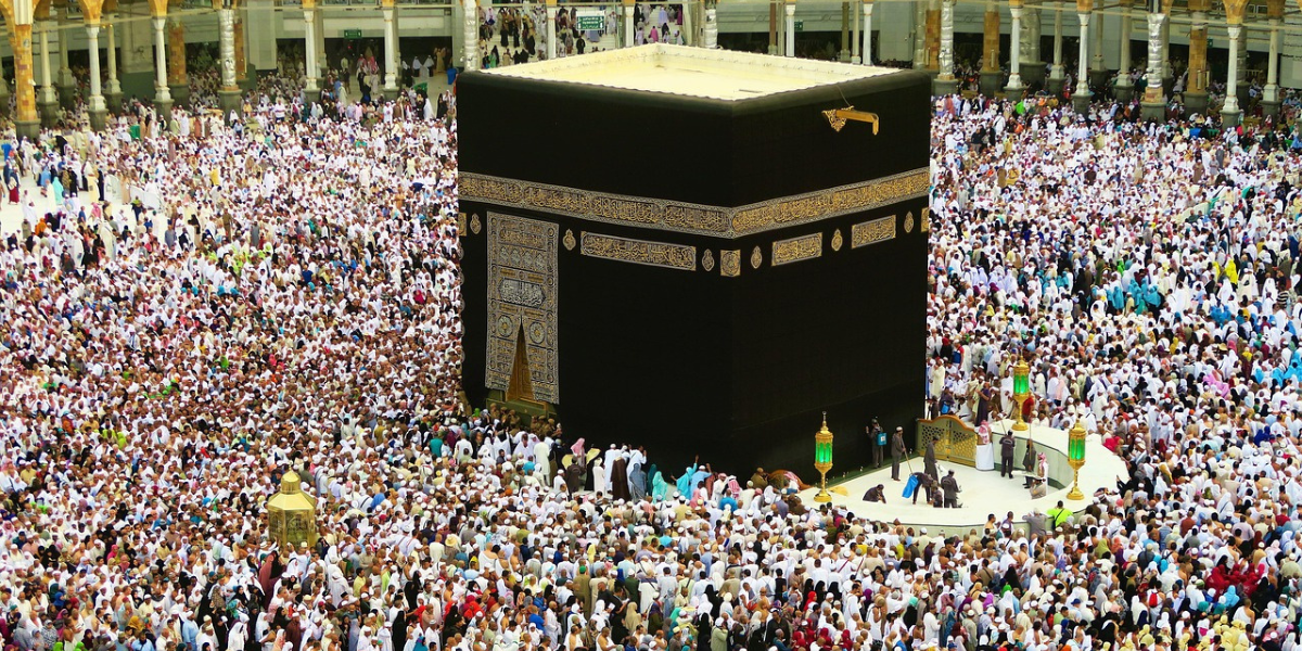 Vue de la Kaaba à la Mecque, illustrant l'engagement éthique de Direct Mecca pour un pèlerinage pur et conforme à la Sunna pour les femmes.