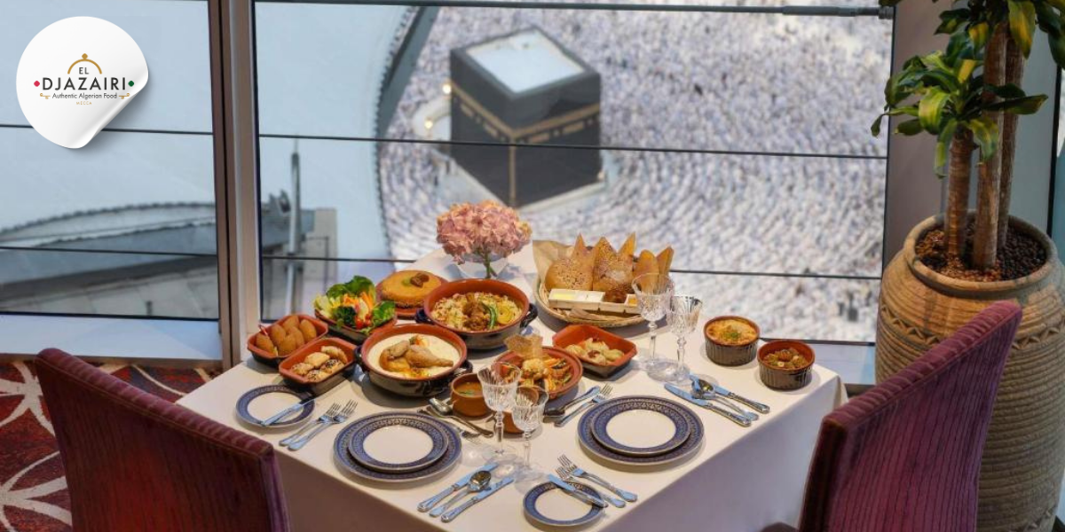 Spécialités algériennes servies à table dans un hôtel avec vue directe sur la Kaaba, par le restaurateur El Djazairi à La Mecque.