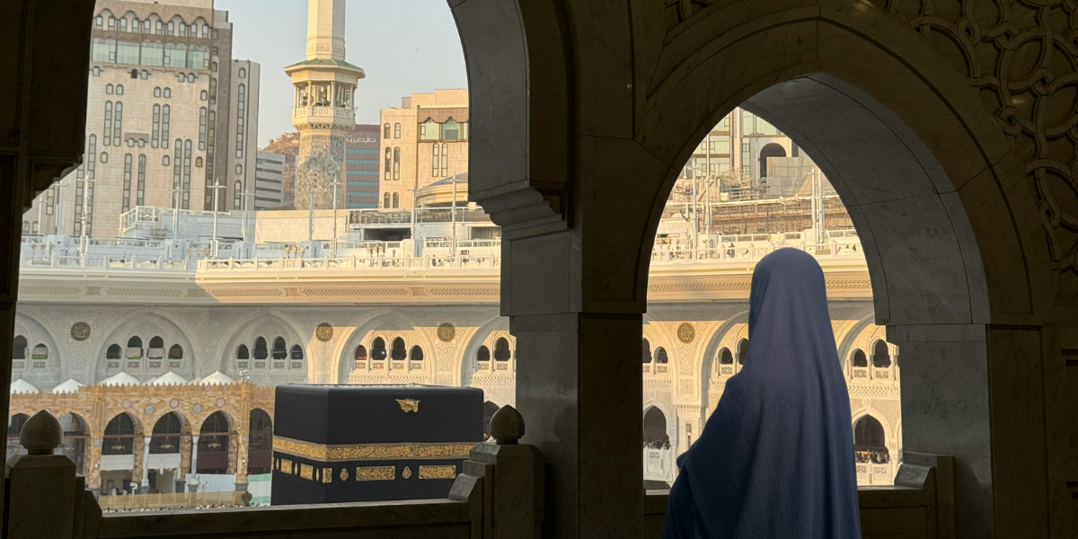 Une vue panoramique de la foule entourant la Kaaba, illustrant la position de l'Arabie saoudite et la distinction entre autorisation administrative et avis religieux pour la omra de la femme sans mahram.