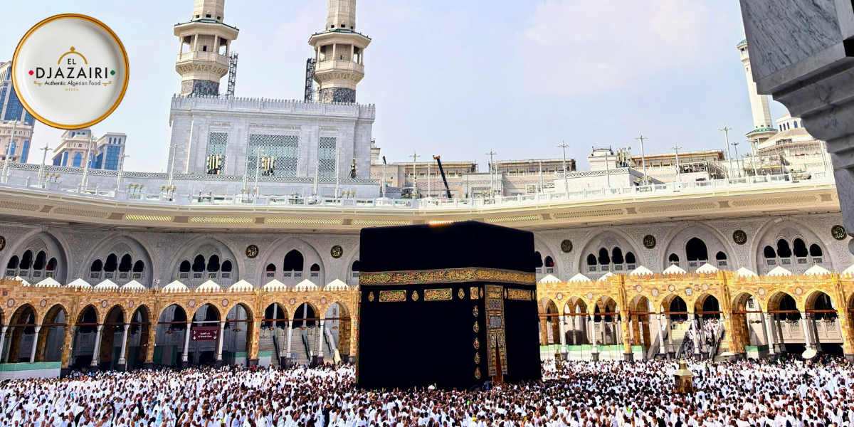Vue panoramique de la Kaaba entourée d'une foule immense de fidèles à Masjid al-Haram, avec le logo du restaurant El Djazairi. Cette image illustre le lien entre la dévotion spirituelle et le réconfort d'une cuisine authentique.