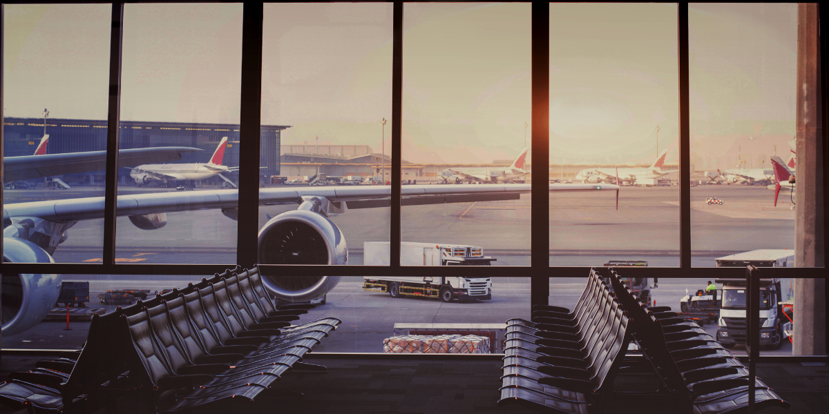 Vue depuis le terminal d'un aéroport, illustrant l'arrivée des pèlerins effectuant une Omra de Lyon avec Turkish Airlines.