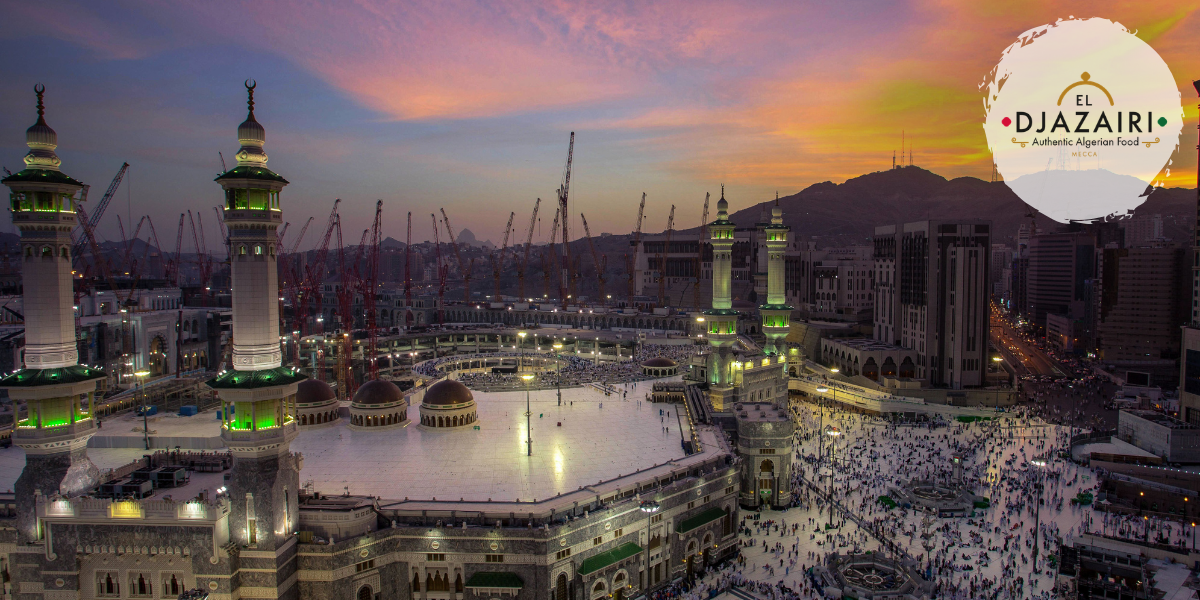 Vue aérienne panoramique de la Mosquée sacrée à La Mecque au coucher du soleil, avec le logo du restaurant El Djazairi affiché dans le coin supérieur droit.
