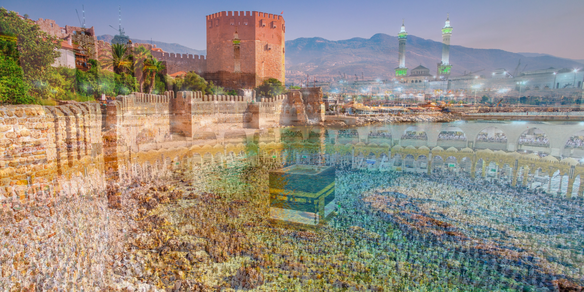 Montage artistique illustrant la fusion entre l'architecture historique turque et la Kaaba, symbolisant le voyage spirituel des combinés Omra et Turquie au départ de Lyon avec Turkish Airlines.