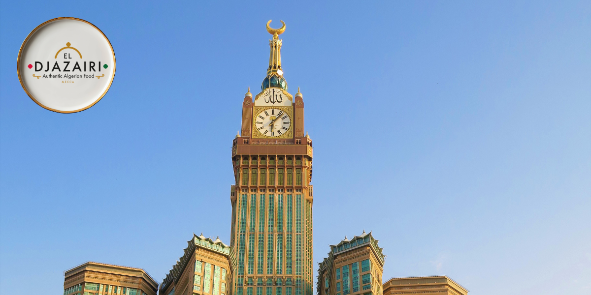 Tour d'horloge de La Mecque avec le logo du restaurant El Djazairi, illustrant la proximité de la restauration à La Mecque pour les pèlerins lyonnais.