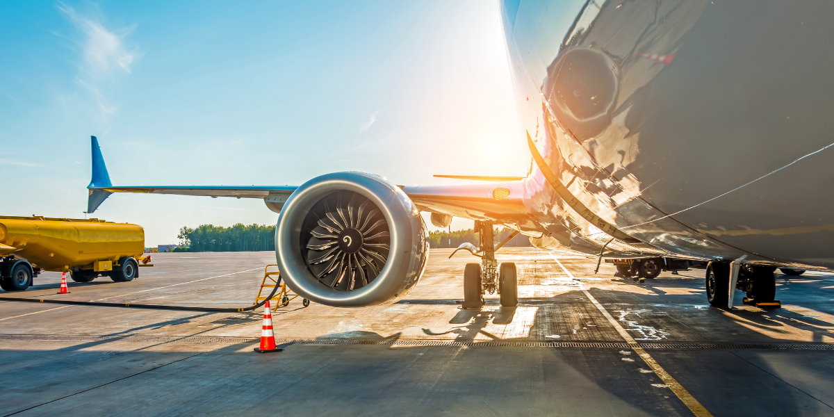 Aile d'avion illuminée par le soleil, illustrant la flexibilité et l'accompagnement personnalisé de Direct Mecca pour une Omra au départ de Lyon avec Air France.