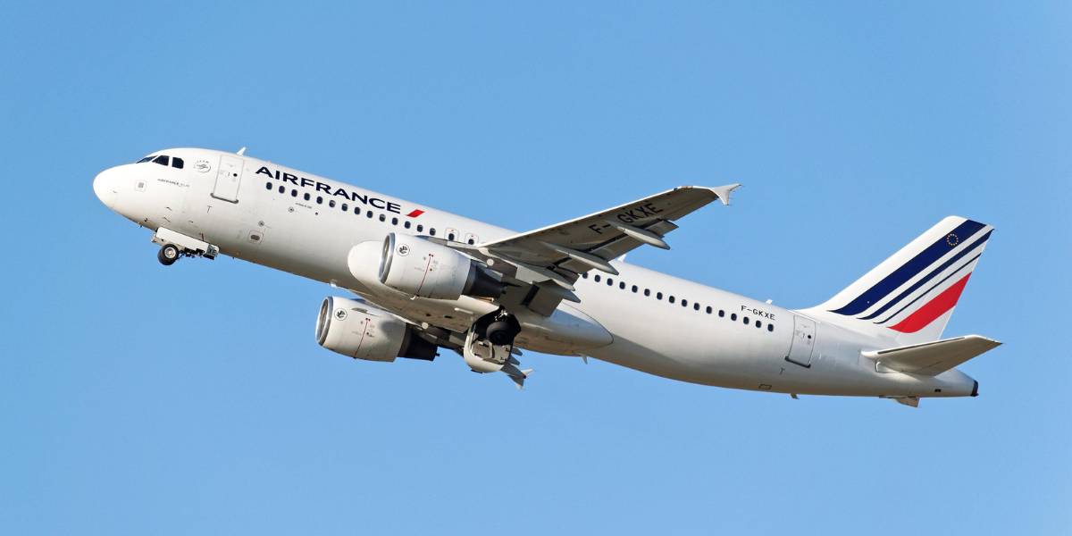 Avion Air France en plein vol, symbolisant le confort et la qualité de service pour un pèlerinage Omra au départ de Lyon vers l'Arabie saoudite.