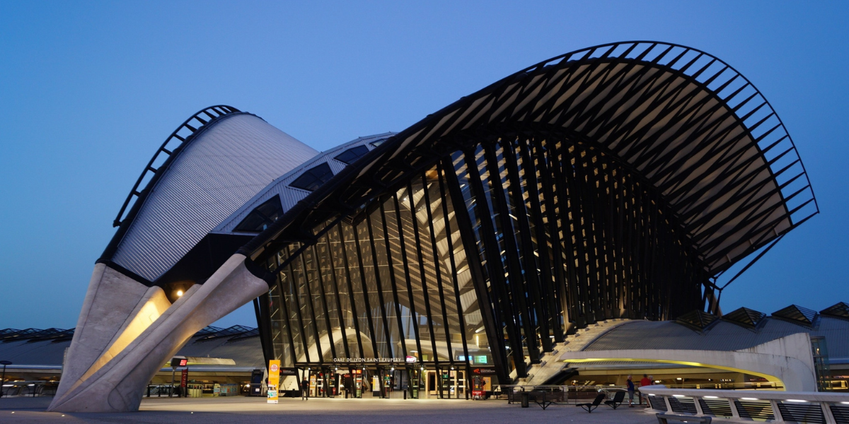 Vue de l'aéroport de Lyon-Saint Exupéry illustrant le point de départ des pèlerins pour l'Omra avec Air France.