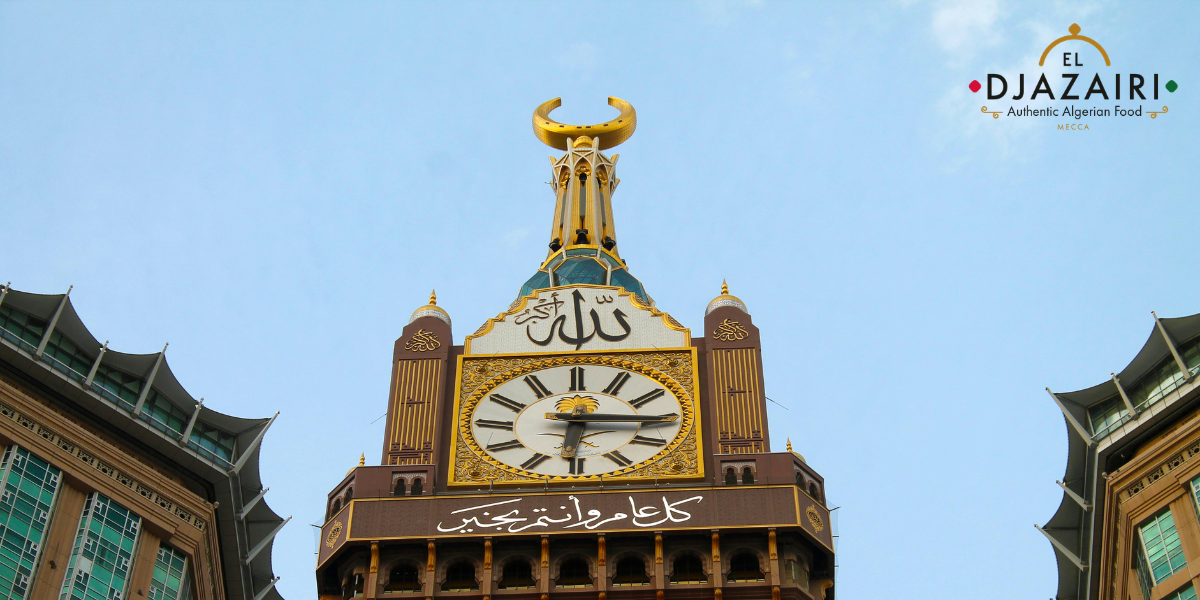 Vue de la tour de l'horloge à La Mecque, illustrant l'emplacement du restaurant El Djazairi.