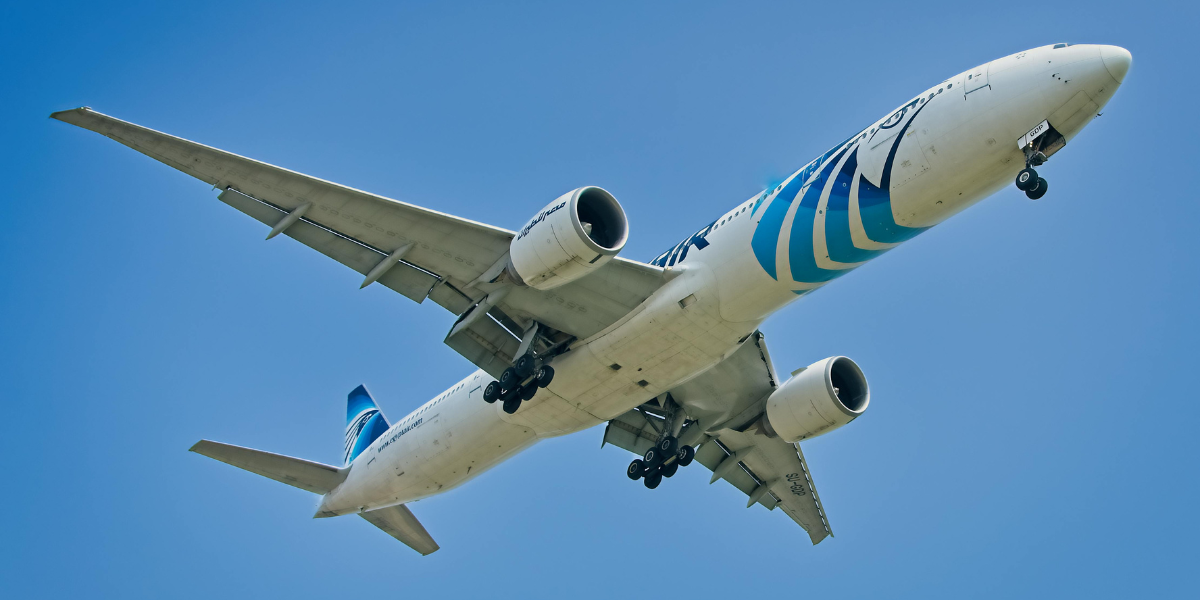Avion de la compagnie Egypt Air en vol, illustrant l'expérience de voyage pour les pèlerins effectuant une Omra au départ de Lyon.