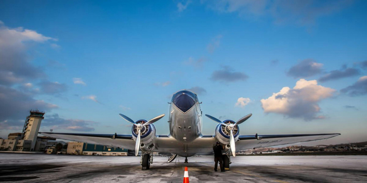 Avion sur le tarmac, illustrant l'excellence historique de la compagnie Royal Jordanian pour les voyageurs vers l'Orient.
