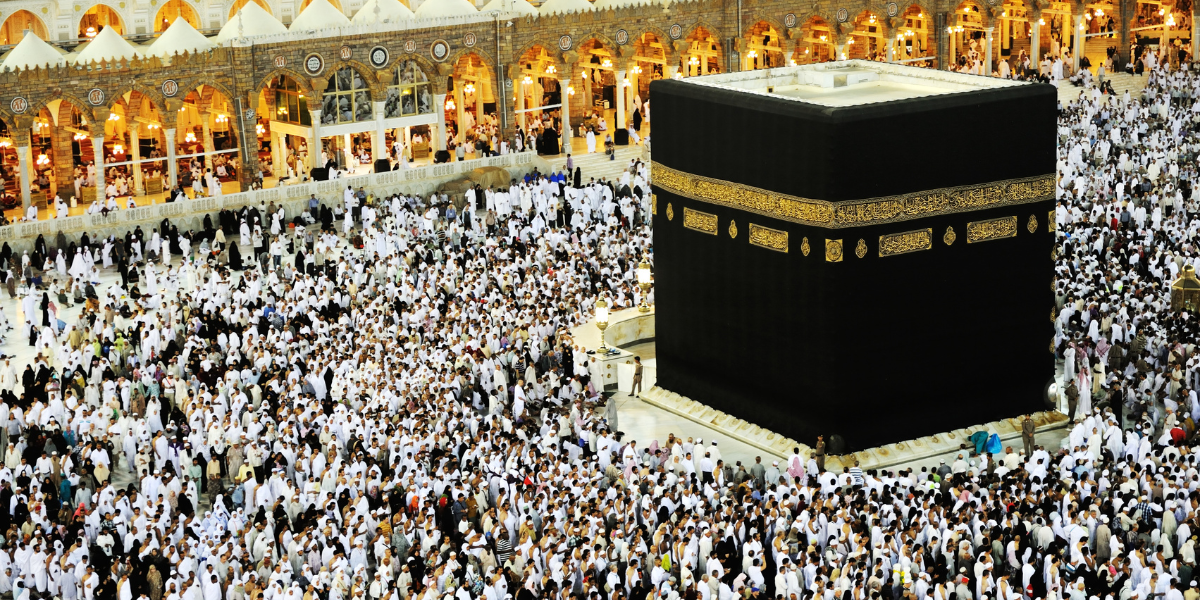 Vue panoramique de la Kaaba et de la Grande Mosquée de la Mecque entourée de pèlerins, illustrant le voyage spirituel de la Omra au départ de Lyon avec la compagnie Royal Jordanian.