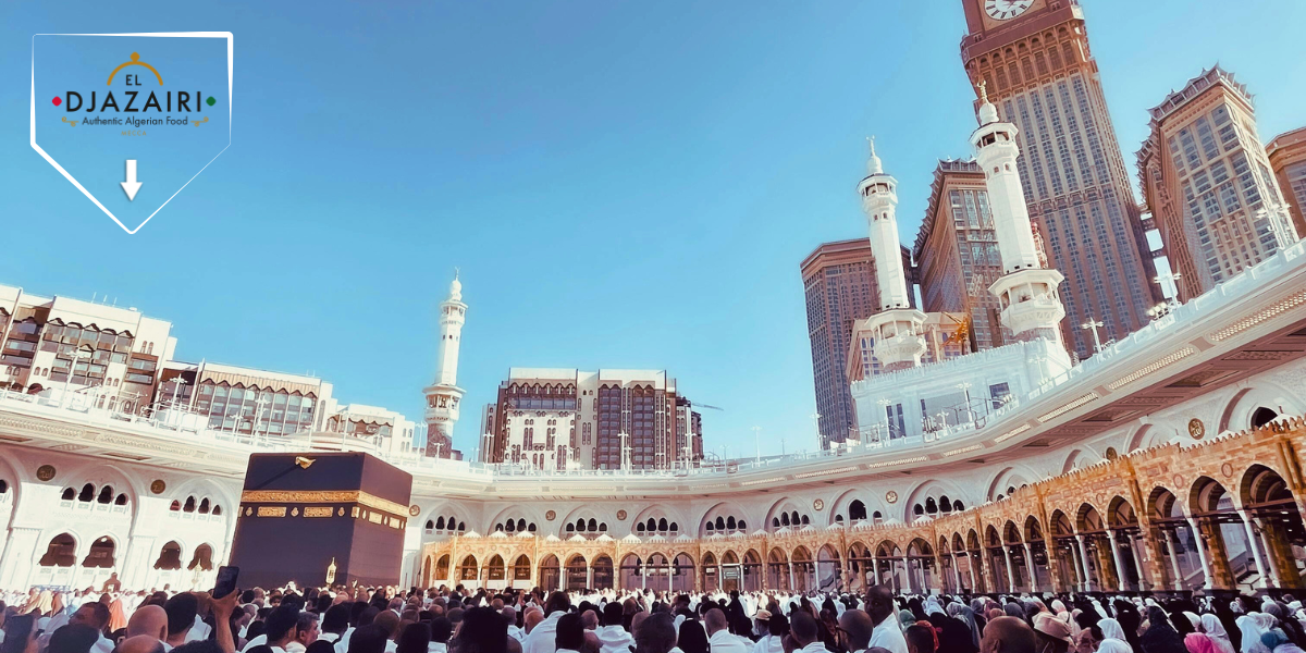 Vue panoramique de la Kaaba et de la mosquée sacrée à La Mecque, avec le logo du restaurant El Djazairi apposé en haut à gauche, illustrant notre service de restauration partenaire pour les pèlerins.
