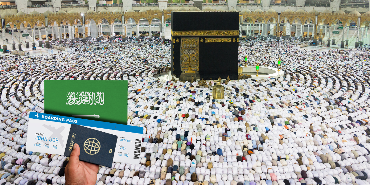 Main tenant un passeport et une carte d'embarquement devant la Kaaba pour illustrer l'accompagnement et l'assistance pour réussir sa Omra.