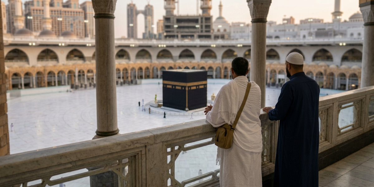 Guide local francophone échangeant avec un pèlerin devant la mosquée Al-Haram, illustrant la relation de confiance, l'expertise dédiée et la qualité du service Direct Mecca.