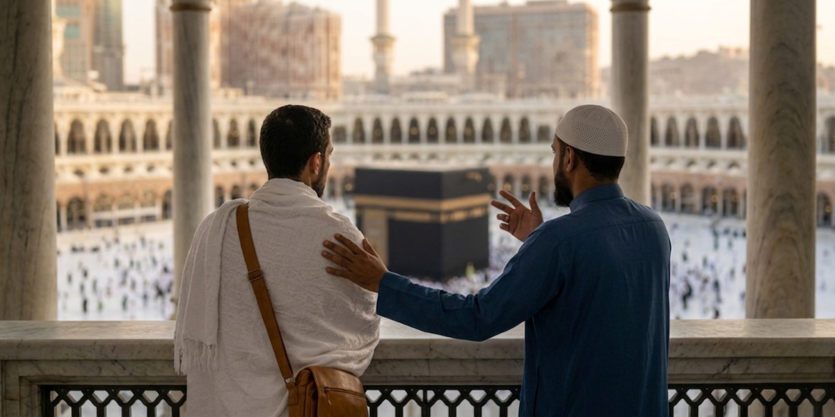 Un guide personnel expliquant les rites de la Omra à un pèlerin tout en surplombant la Kaaba, illustrant la transmission du Fiqh de la Omra selon la Sunnah.