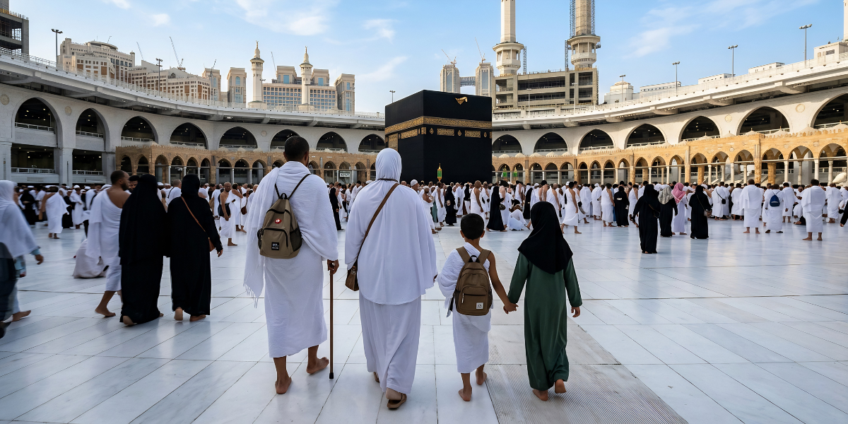 Une famille pèlerine munie de sacs à dos devant la Kaaba, illustrant la préparation des accessoires essentiels, du kit de santé et des vêtements adaptés pour le confort et l'occupation des enfants durant la Omra.