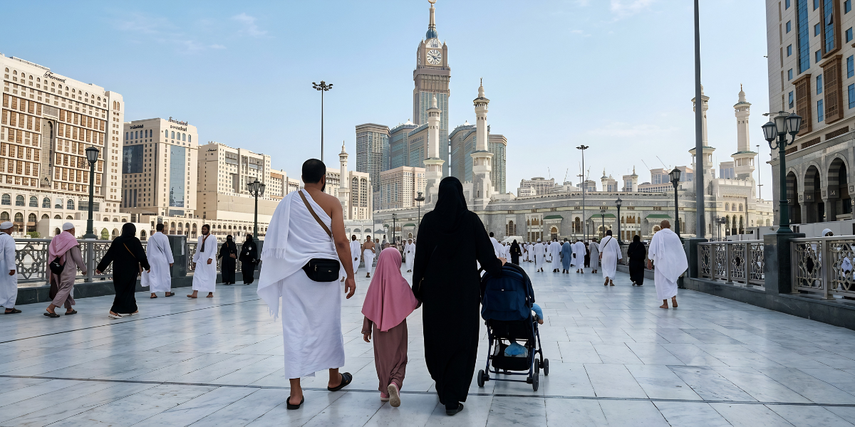 Une famille en pèlerinage à La Mecque marchant avec une poussette, illustrant la facilité de déplacement et l'organisation logistique adaptée aux besoins des jeunes enfants durant la Omra, grâce à un accompagnement spécialisé.