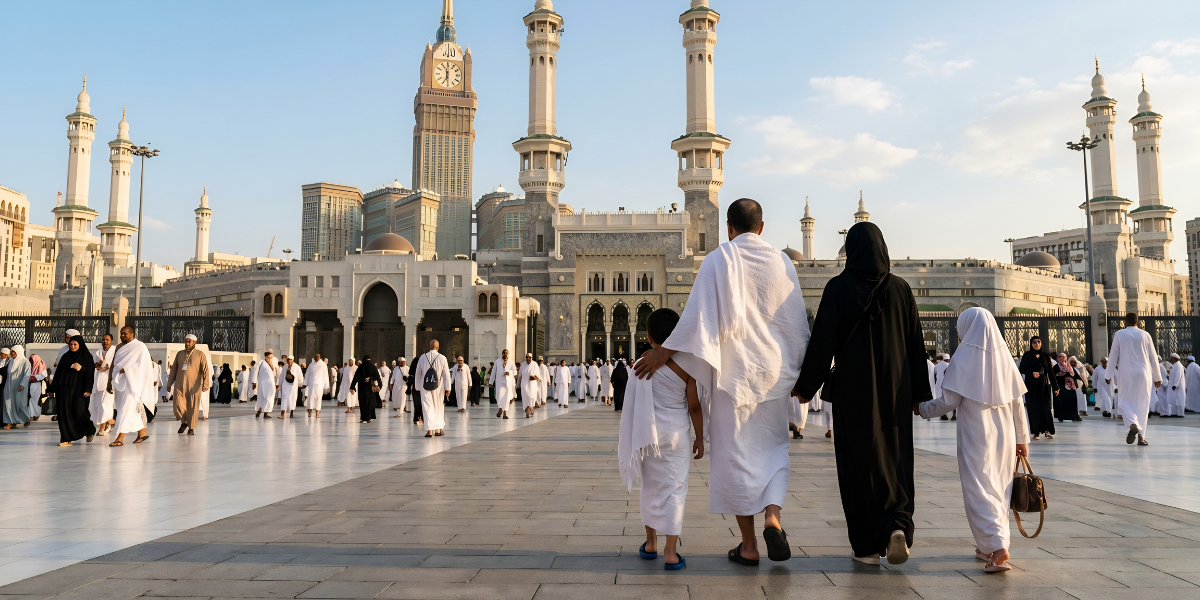 Une famille composée de parents et de deux enfants marchant ensemble à La Mecque, illustrant la possibilité et la joie de vivre l'expérience de la Omra avec ses enfants grâce à un accompagnement adapté.