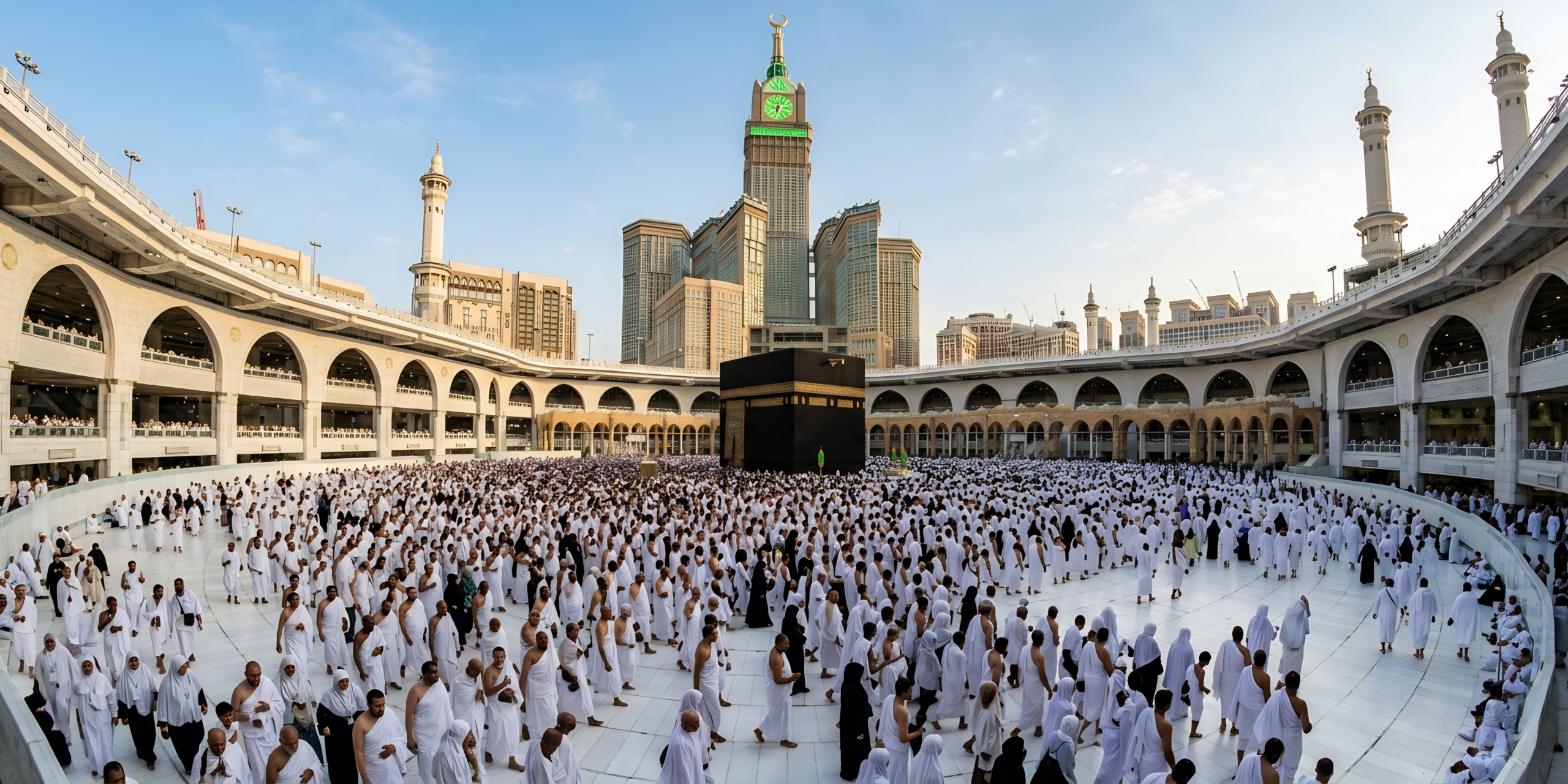Vue panoramique des pèlerins en habits blancs accomplissant l'Omra autour de la Kaaba à La Mecque, illustrant l'affluence et la réalité du terrain.