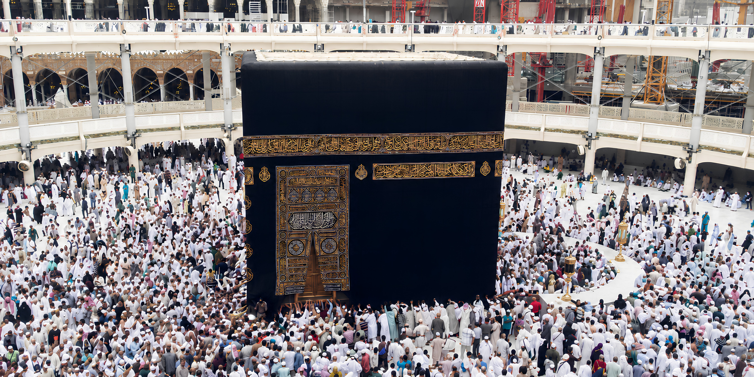 Vue rapprochée de la Kaaba mettant en valeur sa porte dorée et sa draperie noire (Kiswa), entourée de nombreux pèlerins, illustrant le sérieux et la qualité des services d'accompagnement de Direct Mecca pour les débutants.
