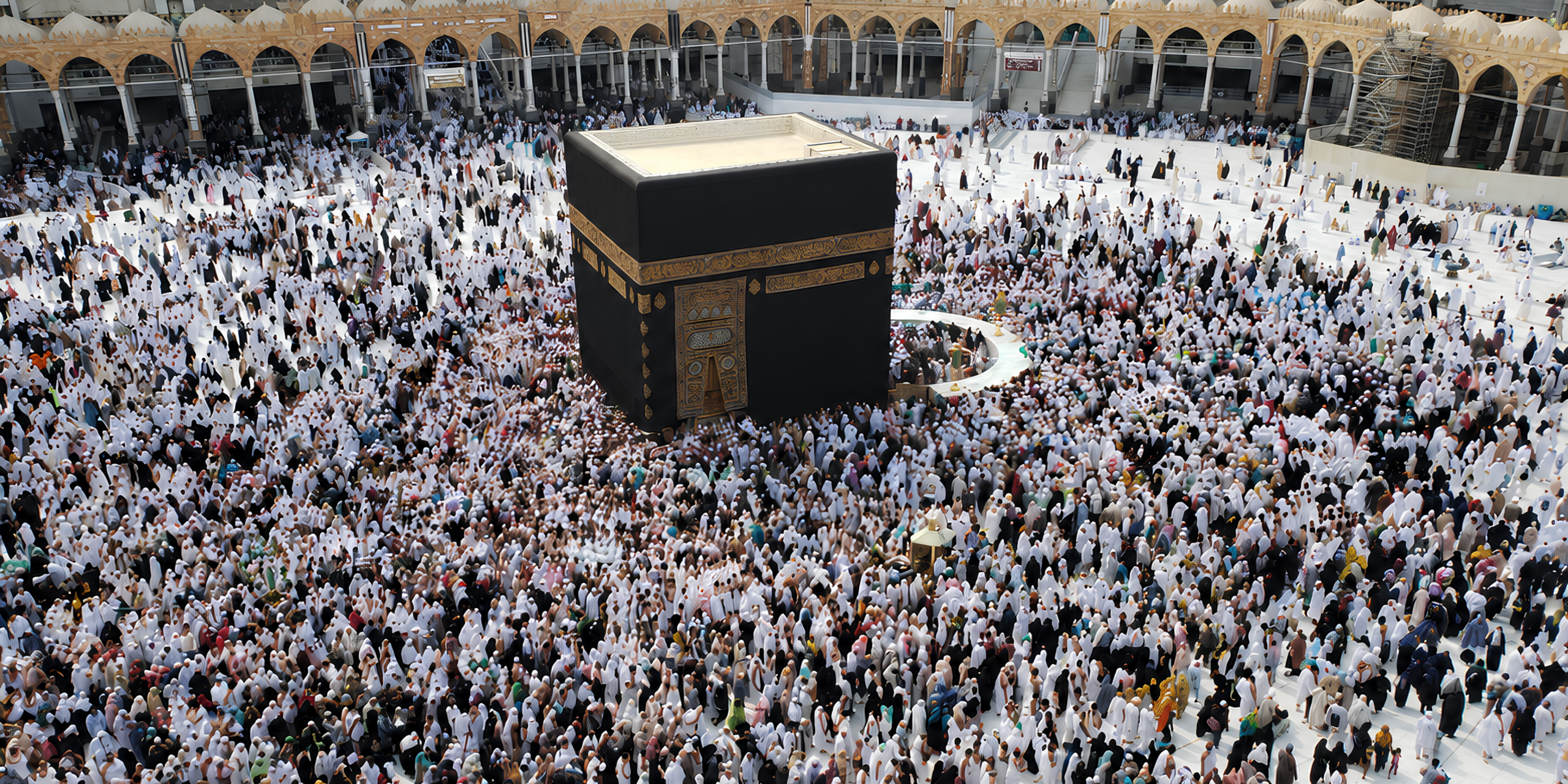 Vue aérienne et plongeante de la Kaaba entourée d'une immense foule de pèlerins en habit blanc d'Ihram effectuant les circumambulations, illustrant le déroulement étape par étape des rituels de la Omra avec Direct Mecca.