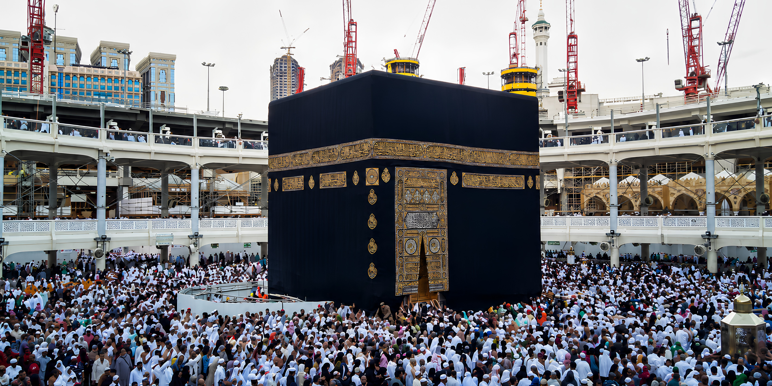 Vue rapprochée au niveau de la cour du Haram montrant une immense foule de pèlerins entourant la Kaaba, illustrant l'expérience et le grand nombre de fidèles accompagnés avec succès par l'équipe d'assistance de Direct Mecca.