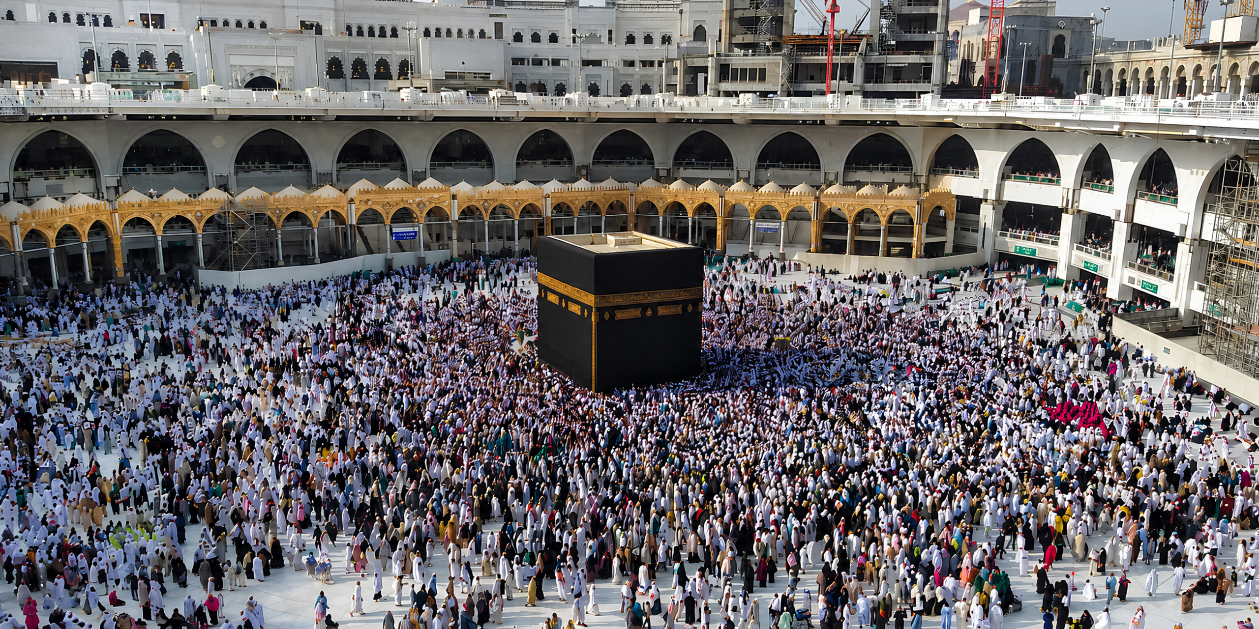 Une vue en plongée de la cour de la Mosquée sacrée (Masjid al-Haram) montrant une grande affluence de pèlerins effectuant les rites du Tawaf autour de la Kaaba sous la lumière du jour, illustrant l'accompagnement complet et les services sur mesure de Direct Mecca.