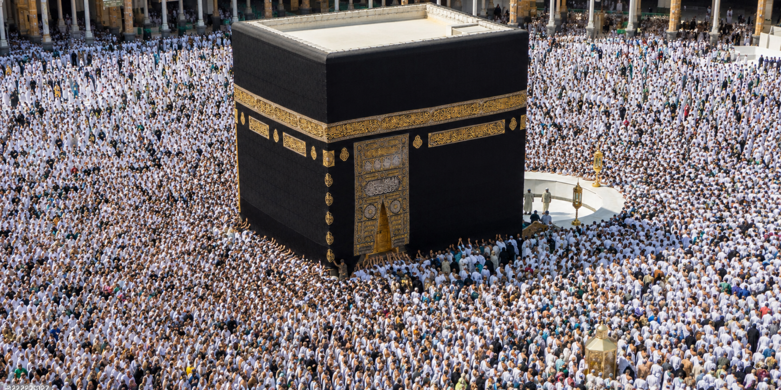 Une vue rapprochée en plongée montrant la Kaaba revêtue de sa draperie noire brodée d'or, entourée par une foule compacte de pèlerins vêtus de blanc, illustrant l'importance de bien se préparer physiquement et de suivre les conseils d'un guide pour réussir son pèlerinage.