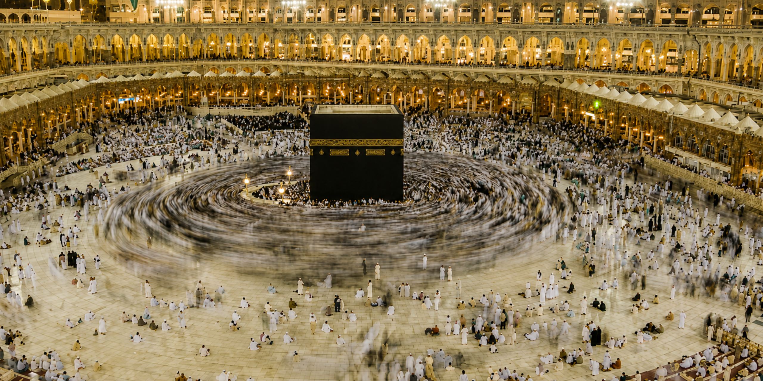Une vue surélevée et spectaculaire en pose longue montrant la foule dense de pèlerins effectuant le Tawaf autour de la Kaaba sacrée, créant un mouvement circulaire autour du sanctuaire illuminé, illustrant l'évolution de la fréquentation et des prix des sélections d'offres pour la Omra du Ramadan 2027.