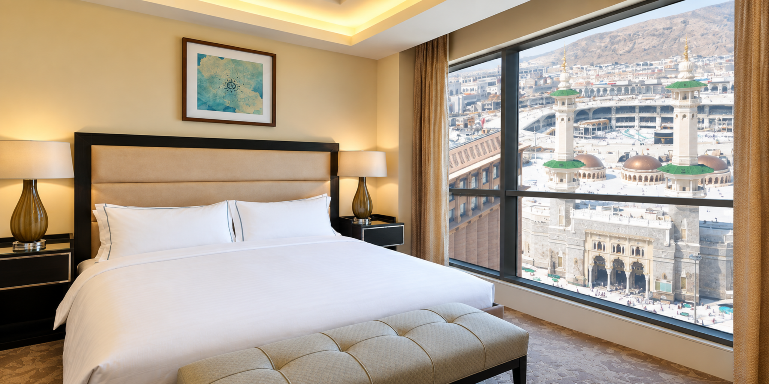 Une chambre de luxe spacieuse disposant d'un grand lit double King, d'un banc au pied du lit et d'une grande baie vitrée donnant sur l'esplanade et les minarets du Masjid Al-Haram, illustrant les options d'hébergement avec vue sacrée de l'Hôtel Conrad Jabal Omar Makkah.
