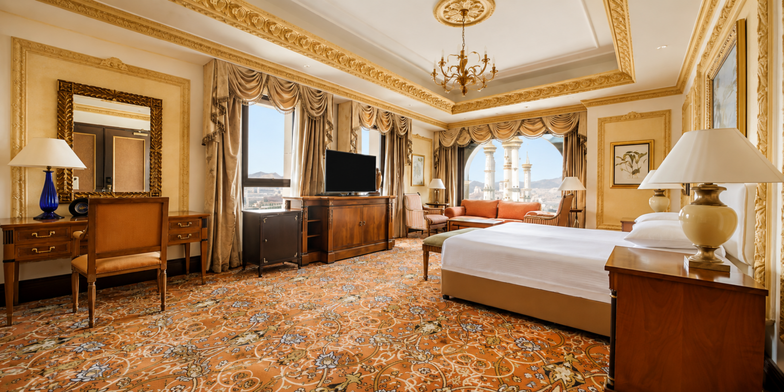 Une chambre d'hôtel luxueuse 5 étoiles aux dorures élégantes, dotée d'un grand lit, d'un mobilier en bois précieux, de lustres et d'une vue panoramique sur les minarets de la Mosquée Al-Haram à La Mecque, illustrant l'excellence de l'Intercontinental Dar Al Tawhid.